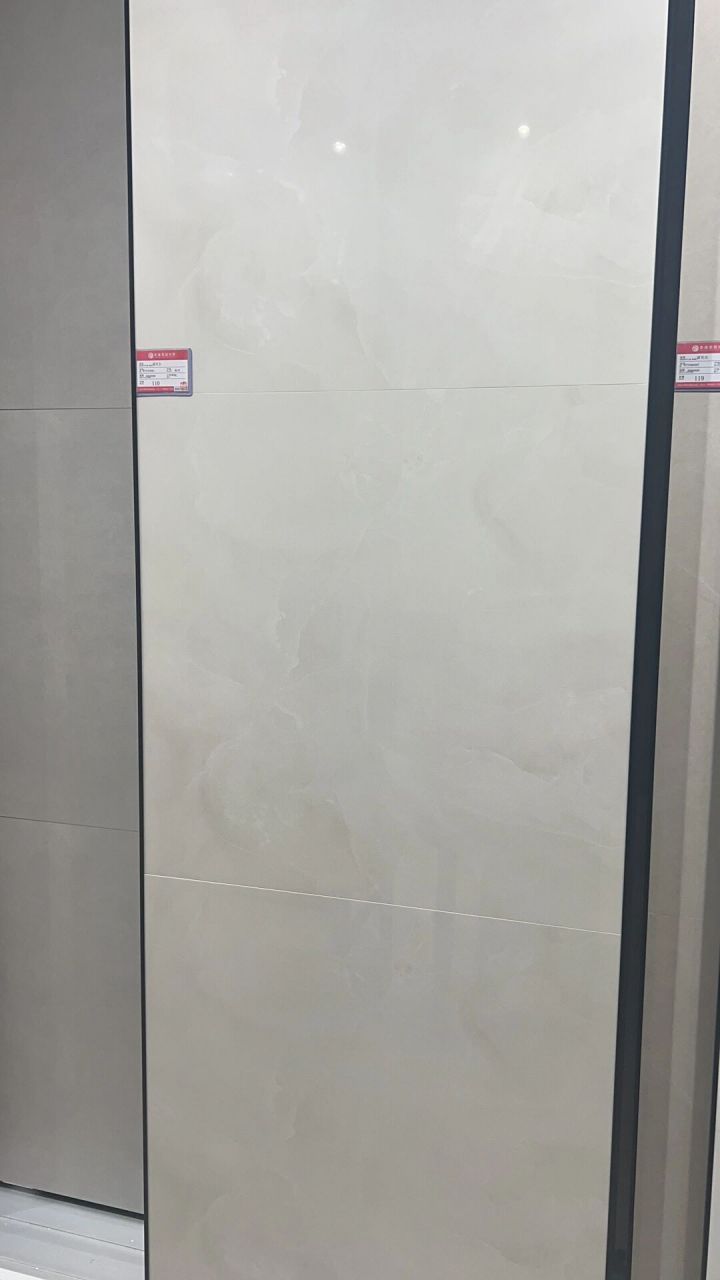 诺贝尔瓷砖贝利白玉石纹理 规格800*800 贴在厨房 晚上去看开着灯拍的