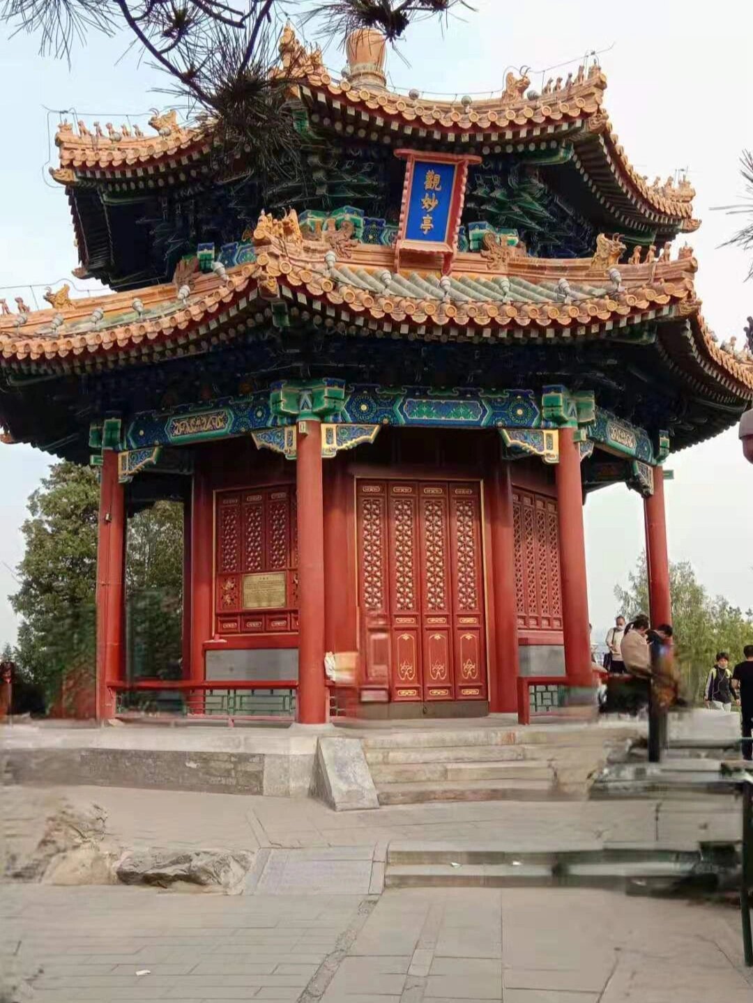 从景山公园的南门进入首先看到的是景山顶上的万春亭,其东侧山坡上