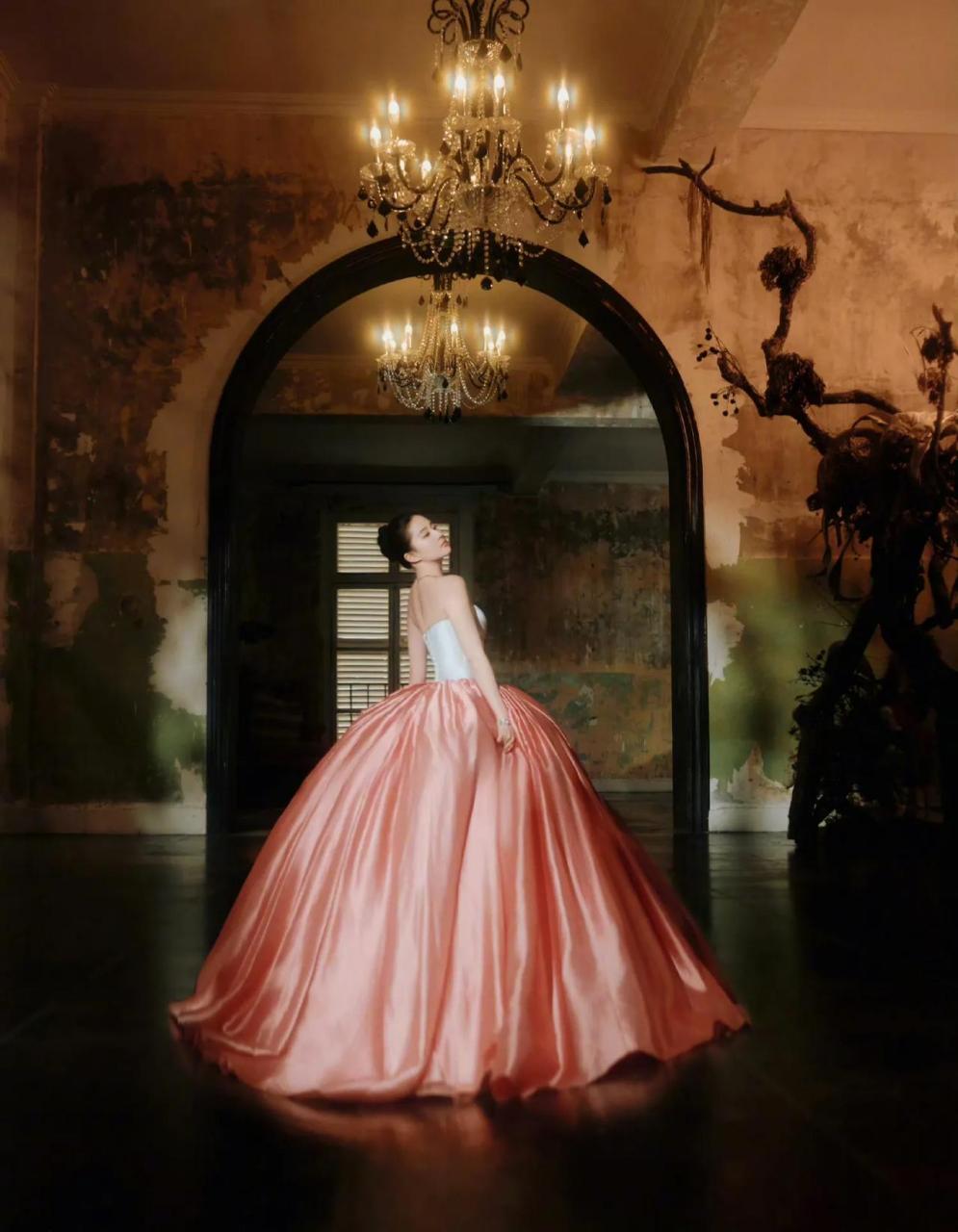 最新造型茜茜公主回来了,高贵典雅掌握美貌的女神!