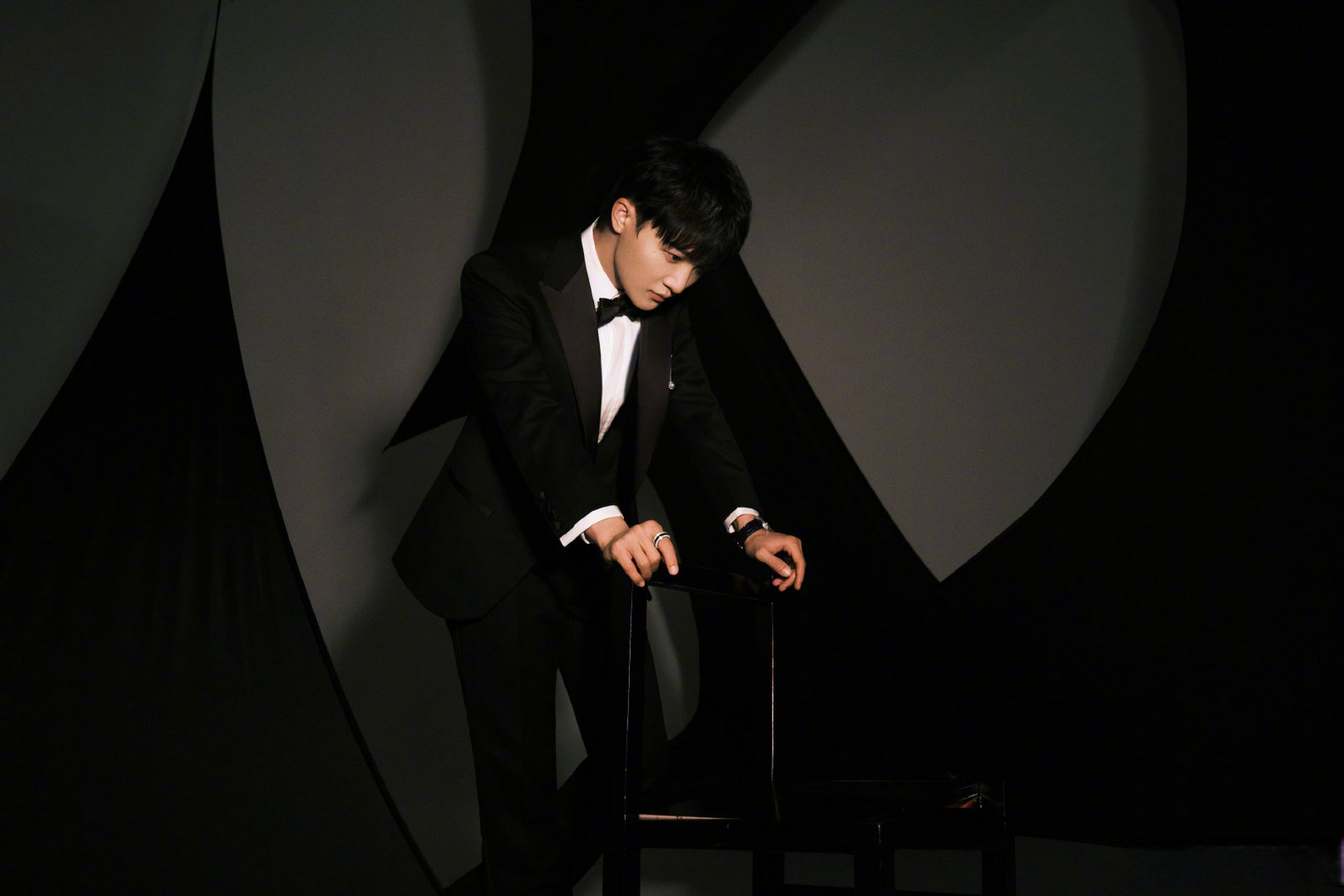 周深华表奖彩排现场 暗影摇曳,故事感氛围拉满,周深@周深 在光又行