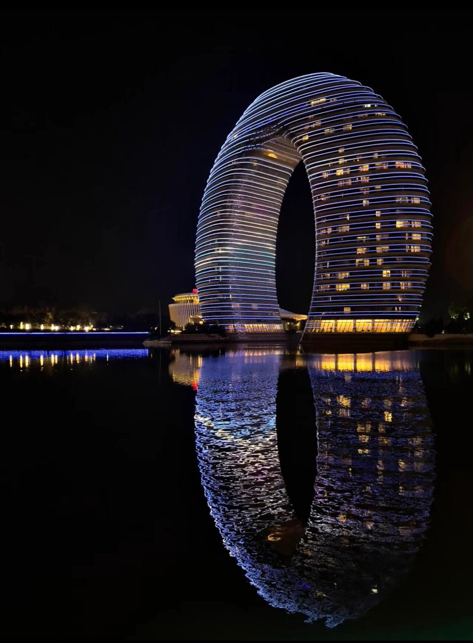 在湖州|月亮湾上看月亮 湖州月亮湾酒店的夜景灯光璀璨,灯光秀图案和