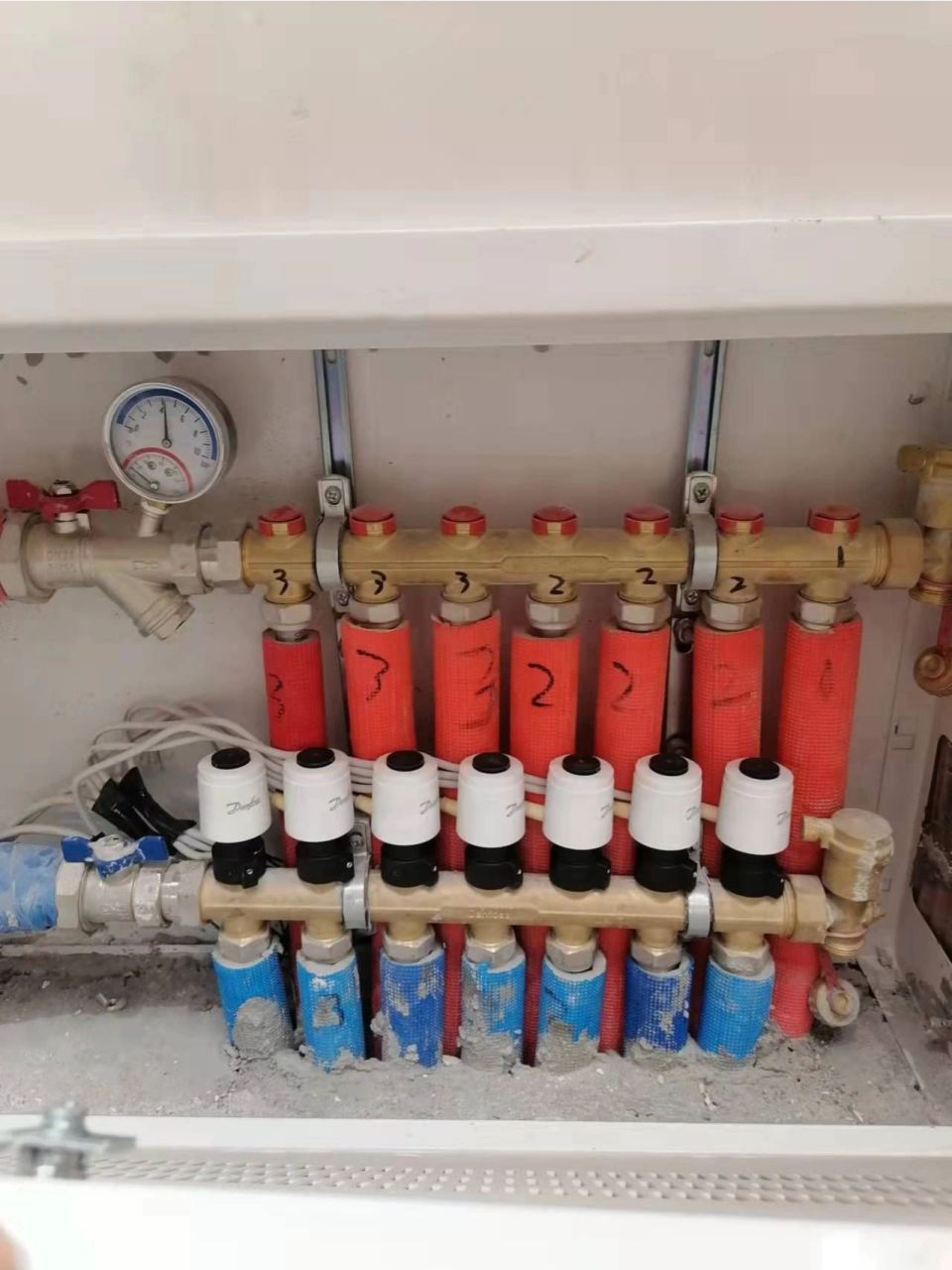 地暖分水器 地暖分集水器处理方式,一个是墙里暗埋箱子,但是墙面可以
