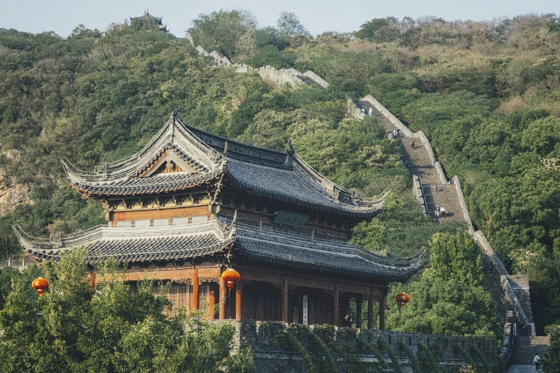 苏州常熟的虞山城墙,是苏南地区唯一腾山而筑的城墙,素有"江南小长城