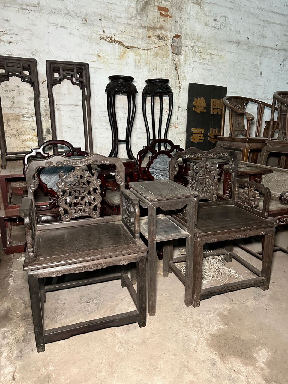 清代铁力木坤甸太师椅 这是两张张清代的坤甸木太师椅子,是古家具中
