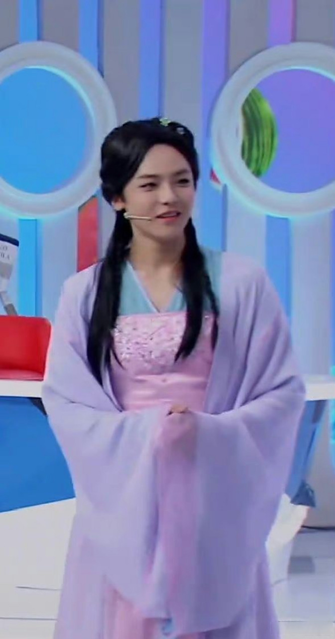 侯明昊女装适配度这么高吗,感觉比好多女艺人都好看[三哈]