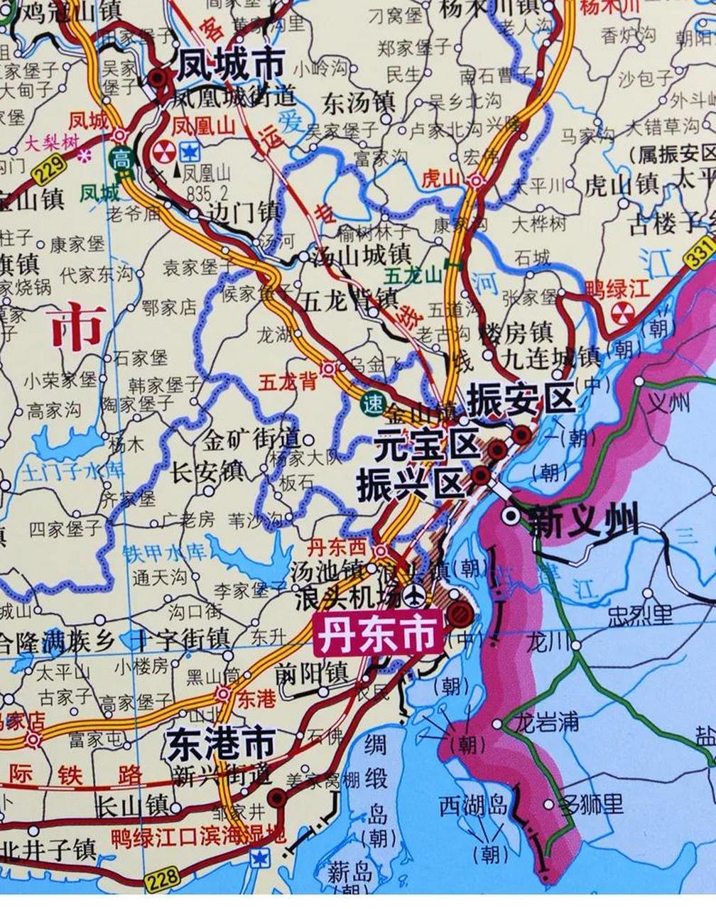 丹東市和新義州隔江相望,有大橋連接公路和鐵路,還可以通航輪船.