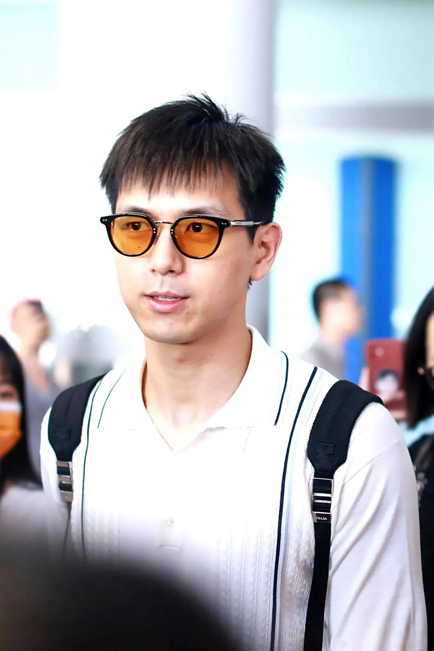 李现原来看没觉得腮帮子这么严重啊,这脸怎么变这么大了啊[思考]