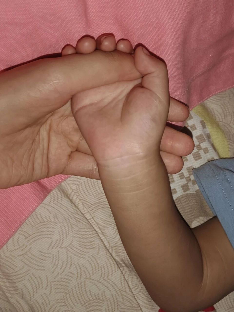 一岁三个月宝宝手腕上摸着像骨头的硬疙瘩 不疼不痒摸起来像骨头的硬