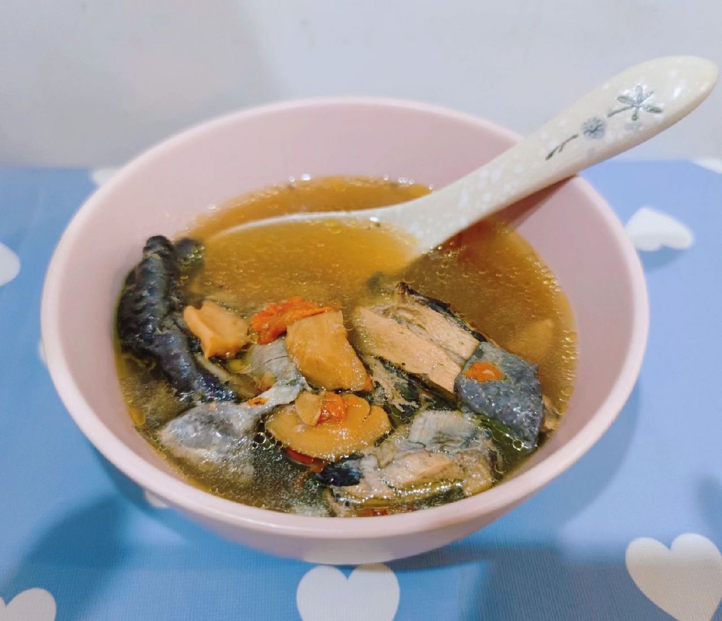 花旗参乌鸡汤   近来工作紧张压力大,睡眠不足,总是觉得脑子蹦得很紧