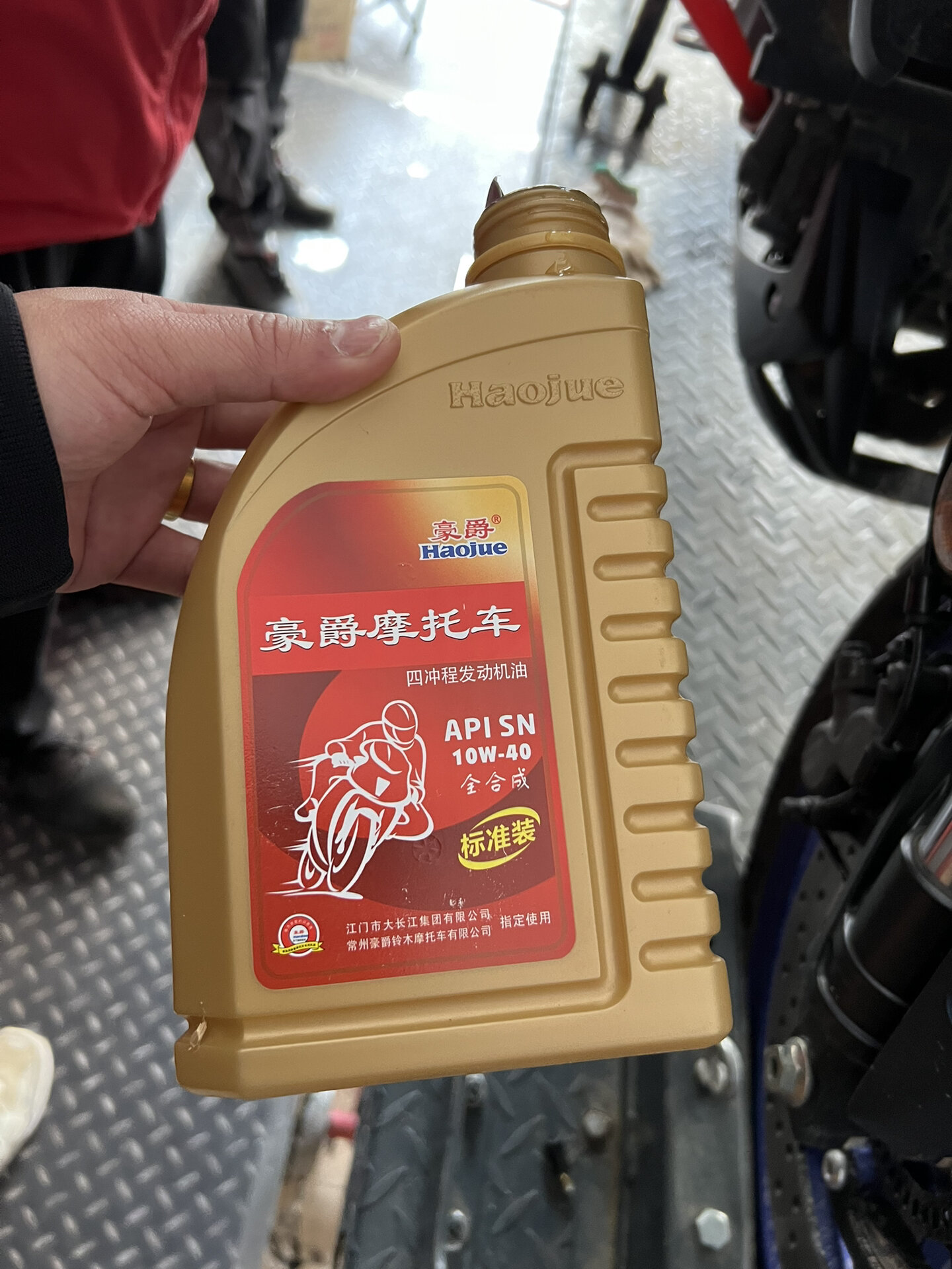 今天mt03,600km首保,只用换机油,2l搞定,听说豪爵全合成很不错,离家