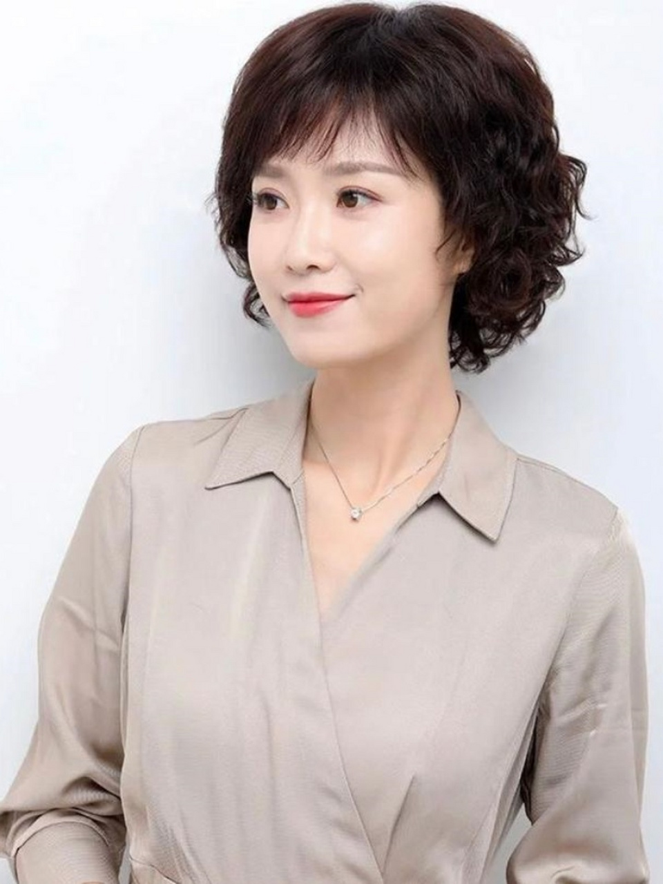 五十岁女人发型显年轻图片 五十岁的女人在发型的选择上,应该根据自己