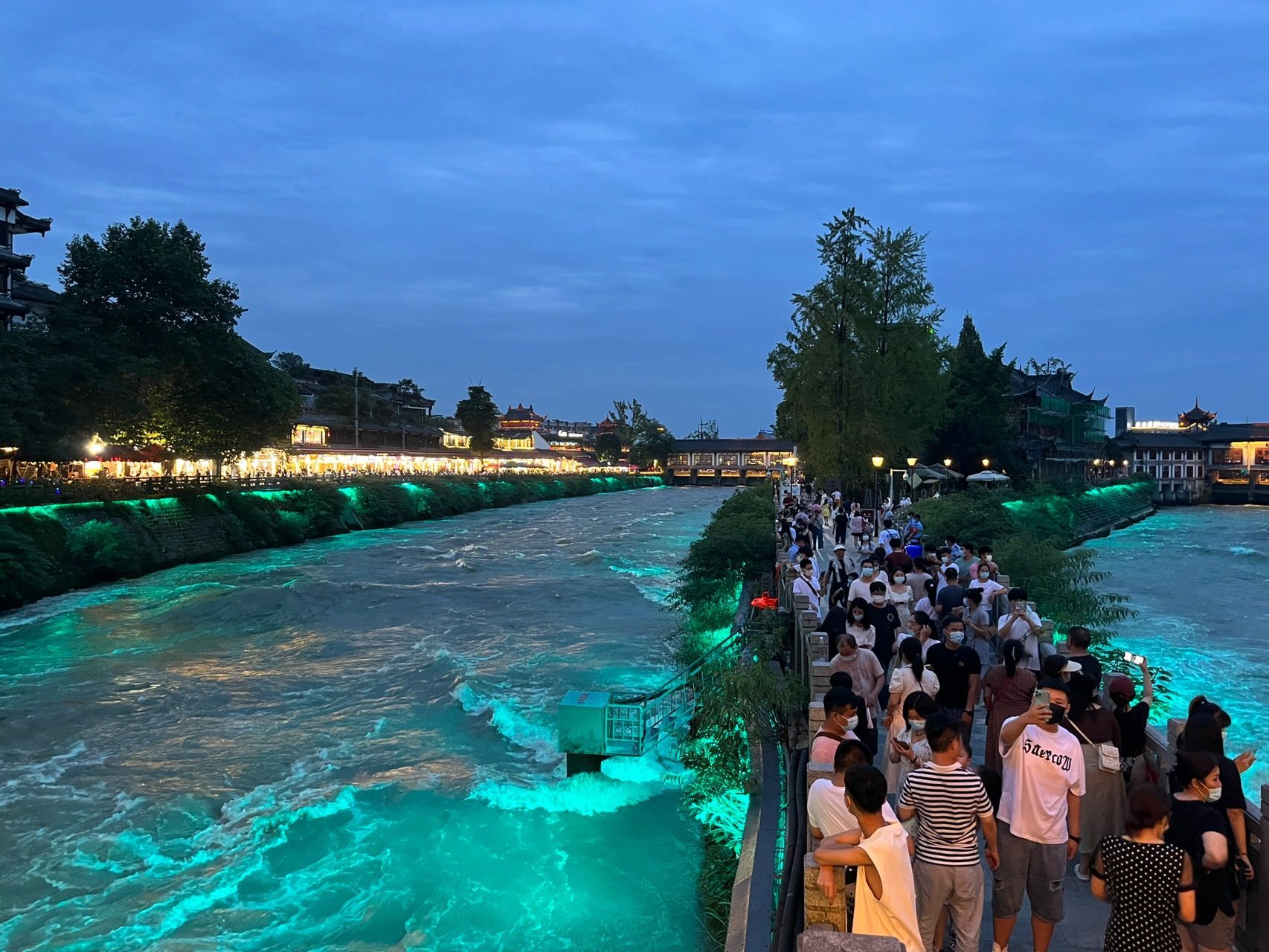 都江堰南桥夜景 总要去一趟都江堰吧,吹一吹南桥上的晚风 出都江堰