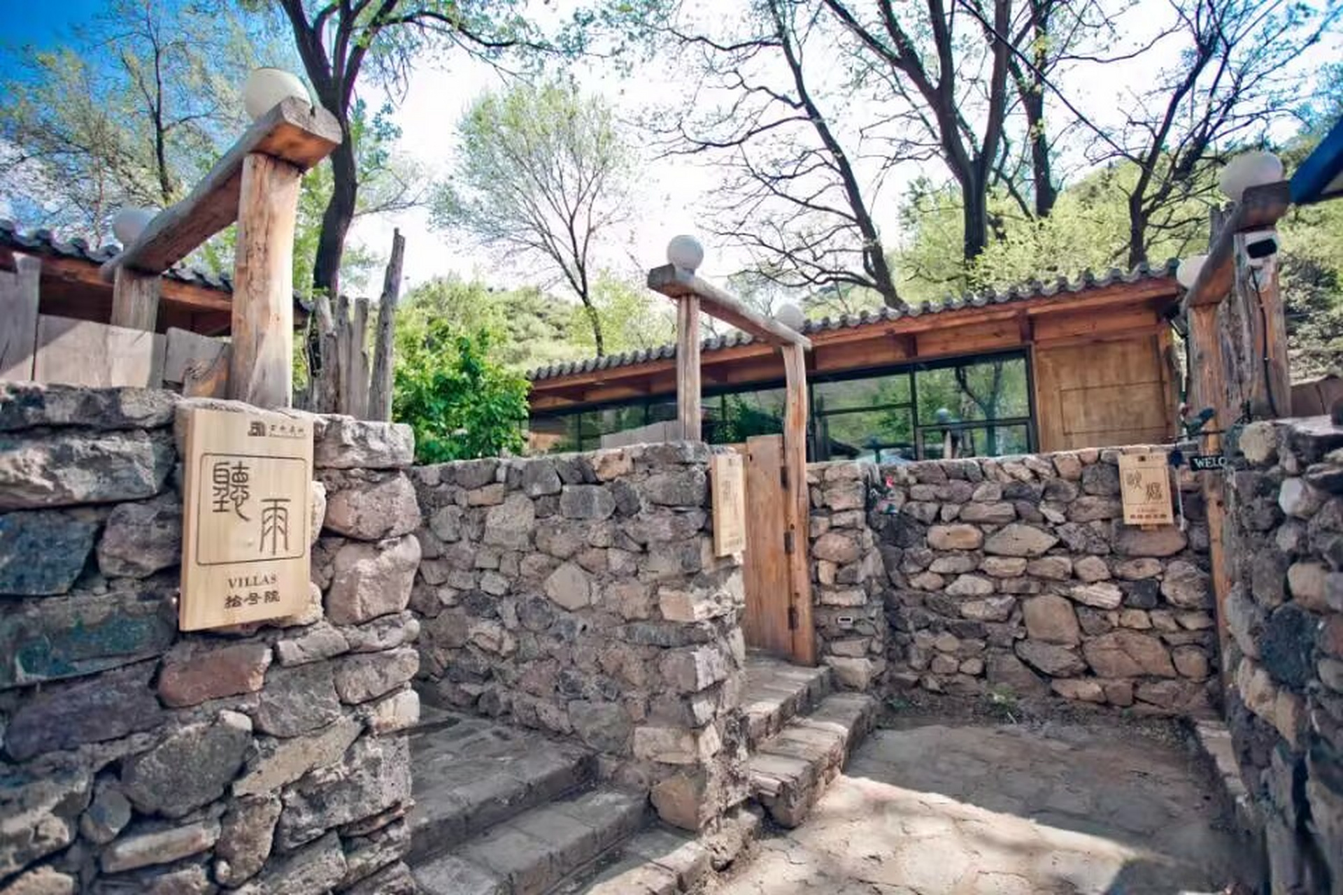 走进延庆区石峡村,群山连绵,蜿蜒盘旋的山路仿佛直通云霄.