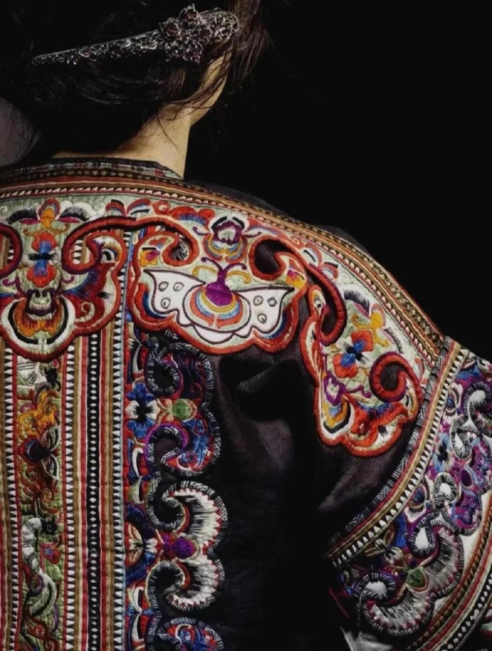 探索非遗——苗绣 苗绣,即苗族刺绣,是苗族的一种传统民间艺术,也被