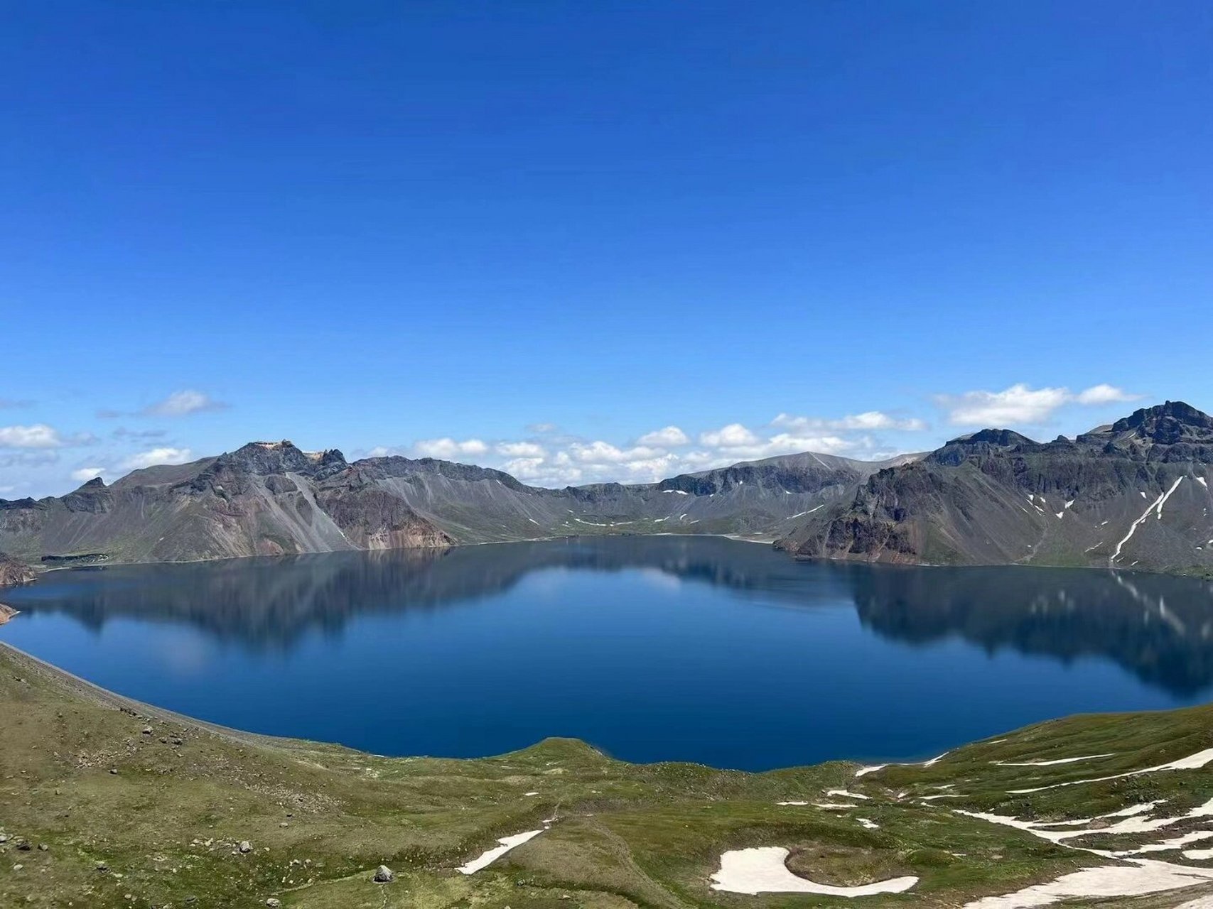 长白山介绍 长白山简介:    长白山,位于吉林省延边州安图县和白山市