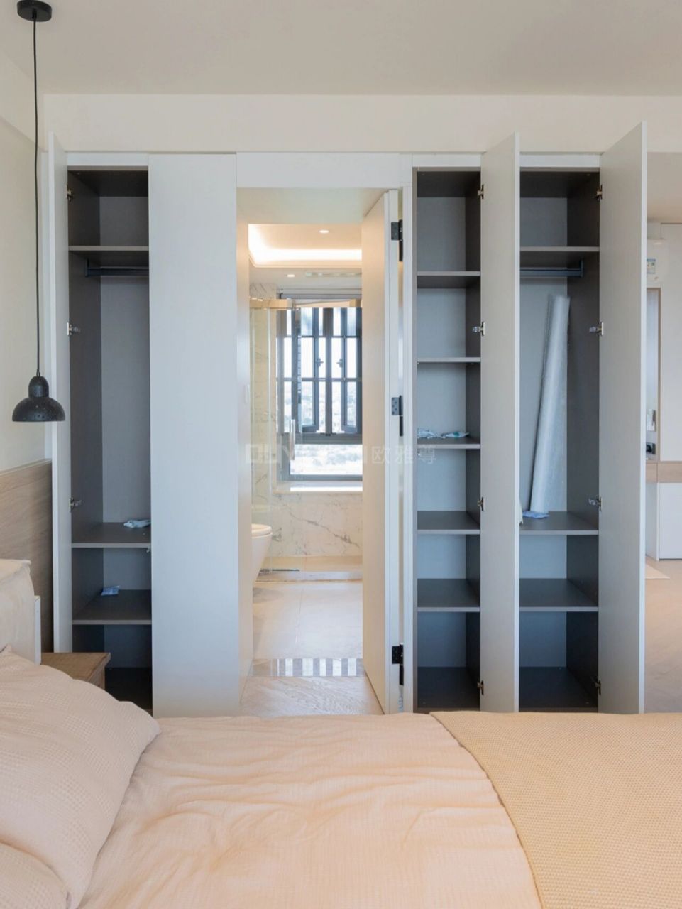 间72这设计甚得我欢心 7815 把通向卫生间的门隐藏在衣柜门中