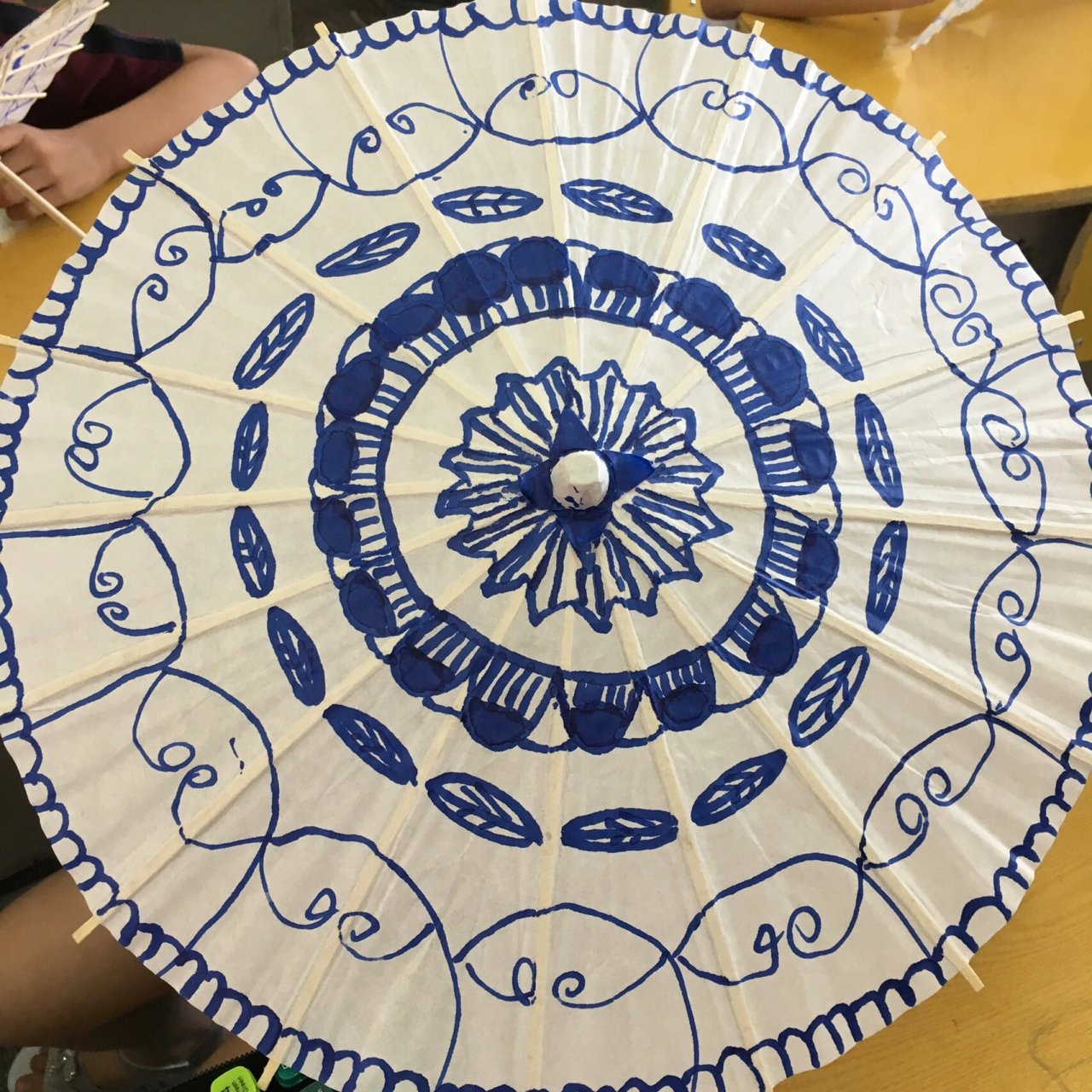 中国风 青花瓷 油纸伞 精心绘制自己的油纸伞