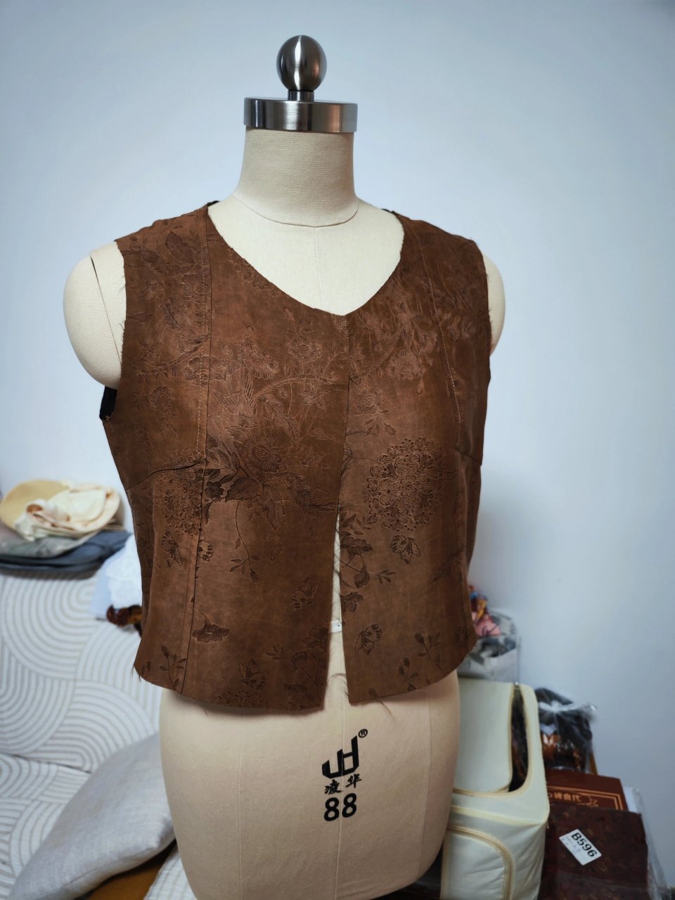 自己做衣服|香云纱花边马甲刀口布拼接 分享我的自制香云纱小背心马甲
