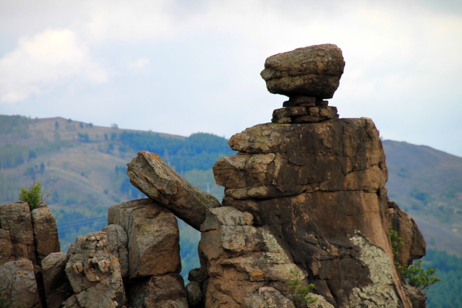 阿尔山～玫瑰峰    玫瑰峰,位于阿尔山市正北方约25公里,在伊尔施镇