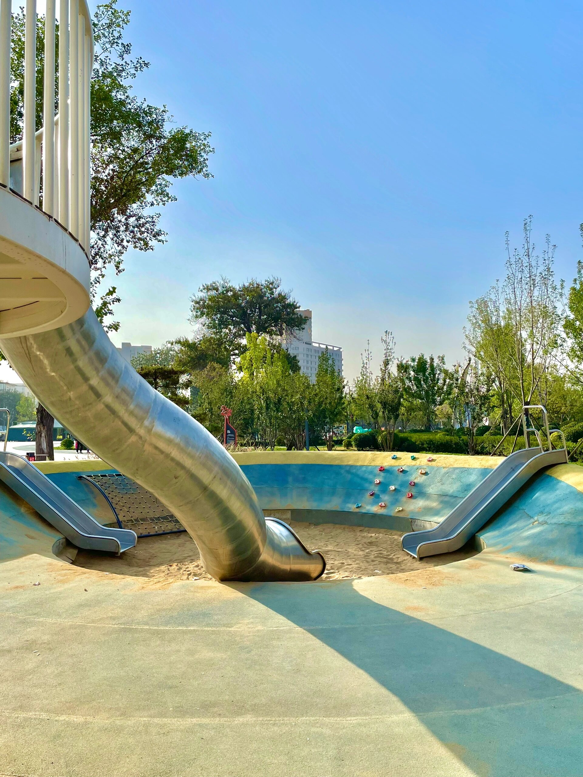 免费遛娃99石家庄小公园里的滑梯07沙池 这里毗邻石美集,可以一站