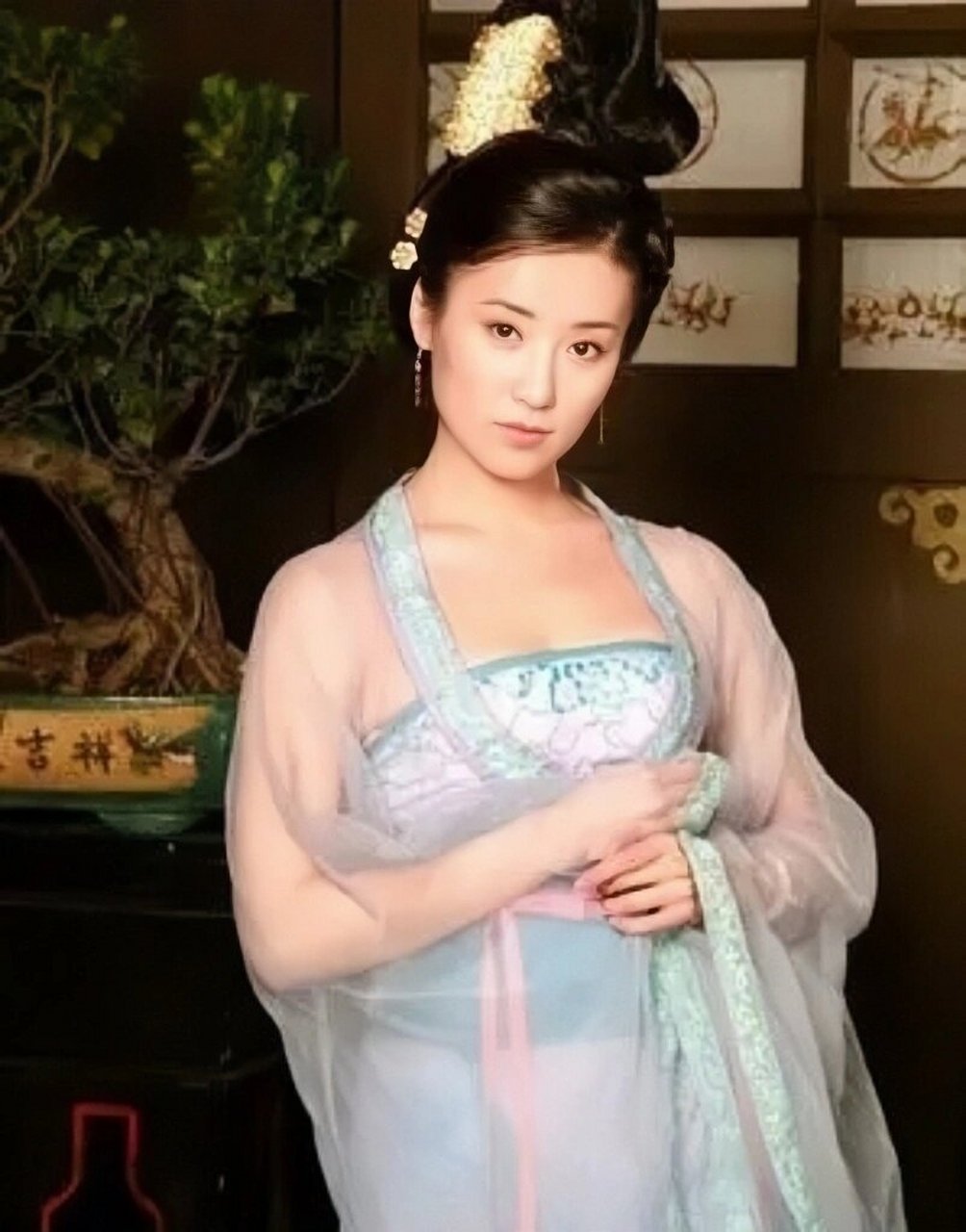 张彤-古装美图 图1-图5:《大唐情史》-玳姬 图6-图9:《至尊红颜》-王