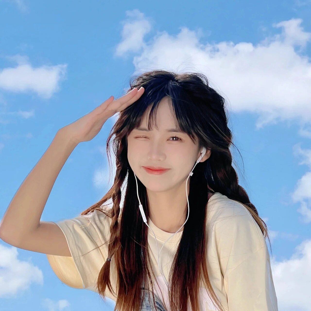 以天空为背景的女头