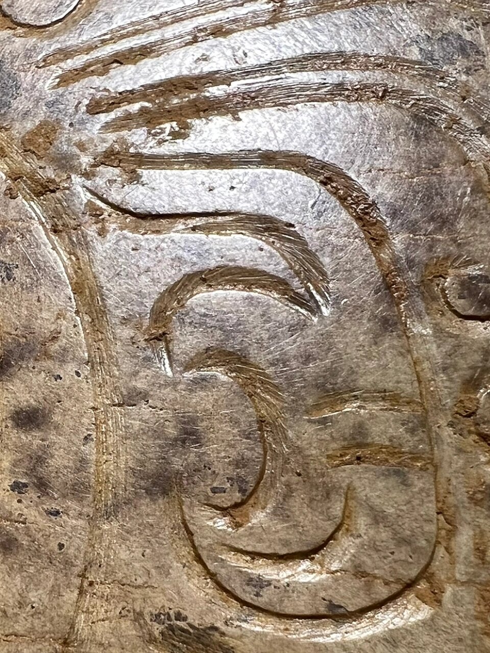 私人古玉珍藏:西周组合大玉璧 它由两个半璧组合拼接成一块圆璧.