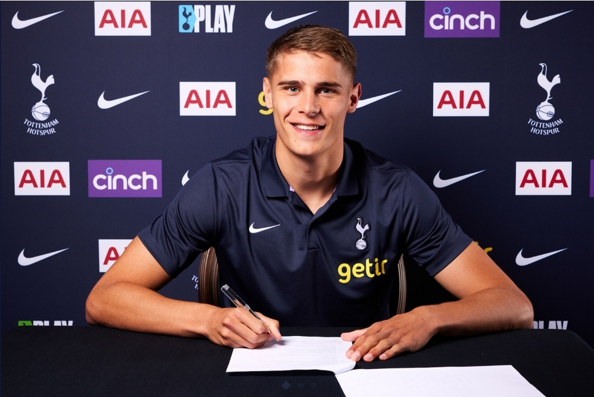 官方:热刺签下22岁荷兰后卫范德文,转会费5000万欧