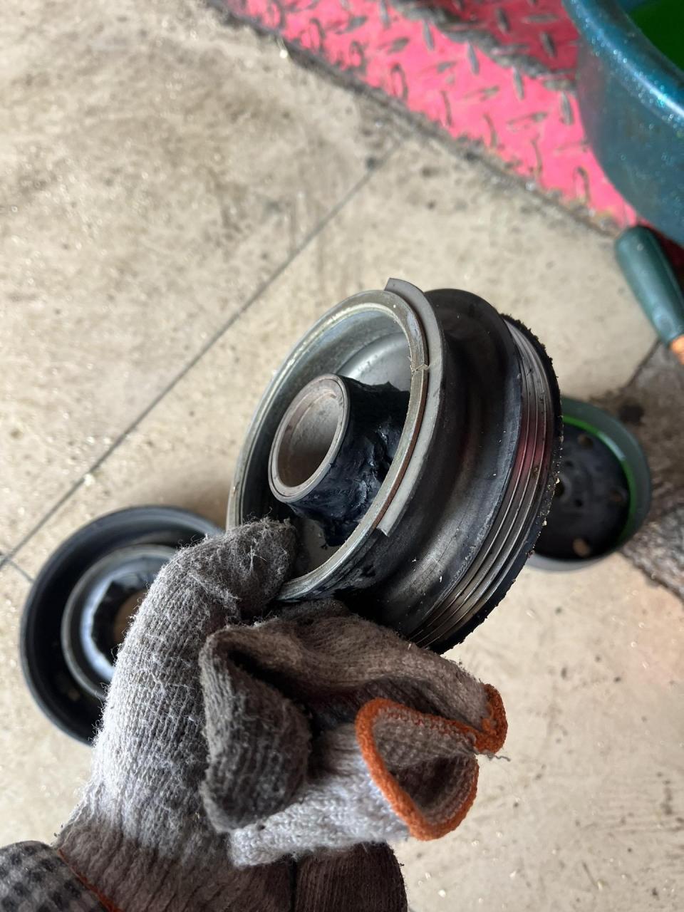 奔驰smart无法启动,经检查曲轴皮带轮损坏,更换曲轴皮带轮,水泵漏