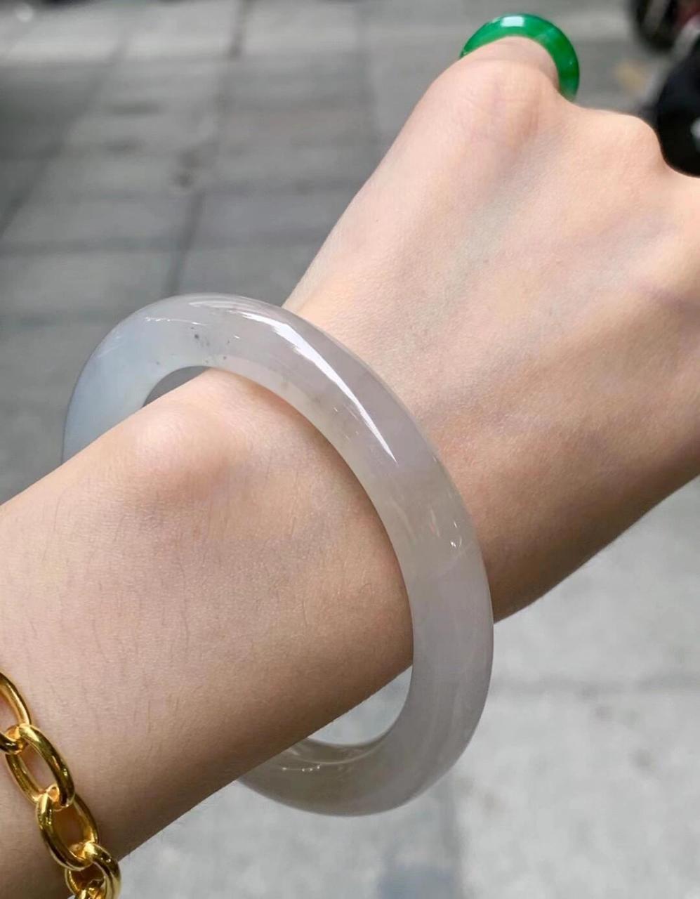 白月光——白冰玛瑙底圆条手镯.