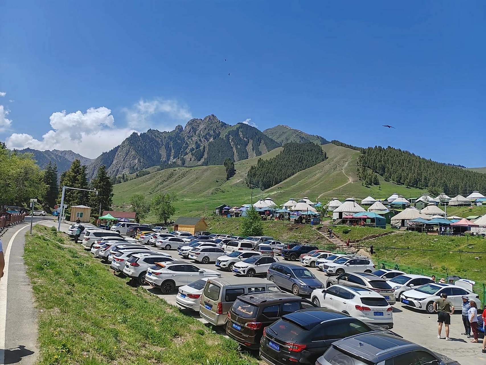 位于乌鲁木齐县甘沟乡境内的南山西白杨沟风景区,尽管进入景区票价