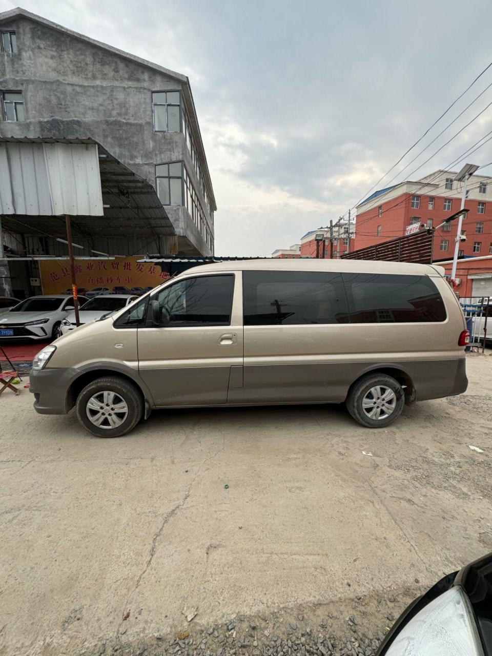 手动东风菱智m3,全车原版原漆极品车况,实表四万多公里,七座加长版