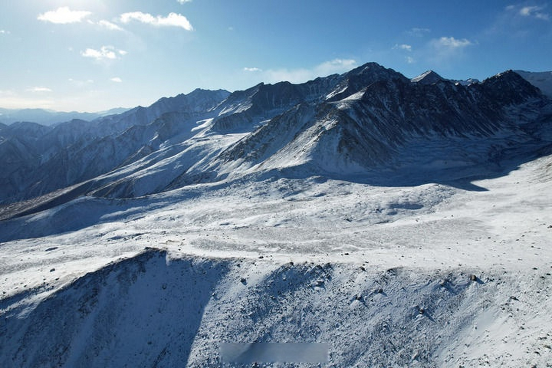 我为家乡旅游举大旗 寒冬时节,站在祁连山北麓的巴尔斯雪山上远眺