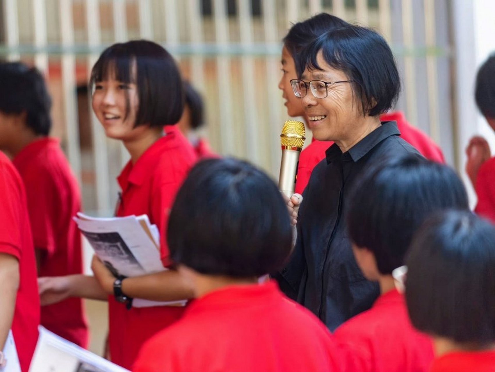 高考那天,张桂梅在学校门口喊"女高的家长不要添乱,孩子们往前走,不要