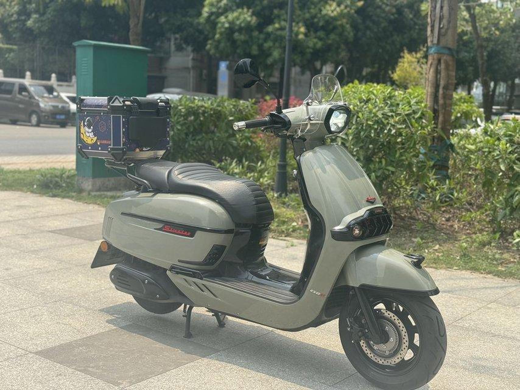 龙嘉维多利亚250si复古踏板摩托车.