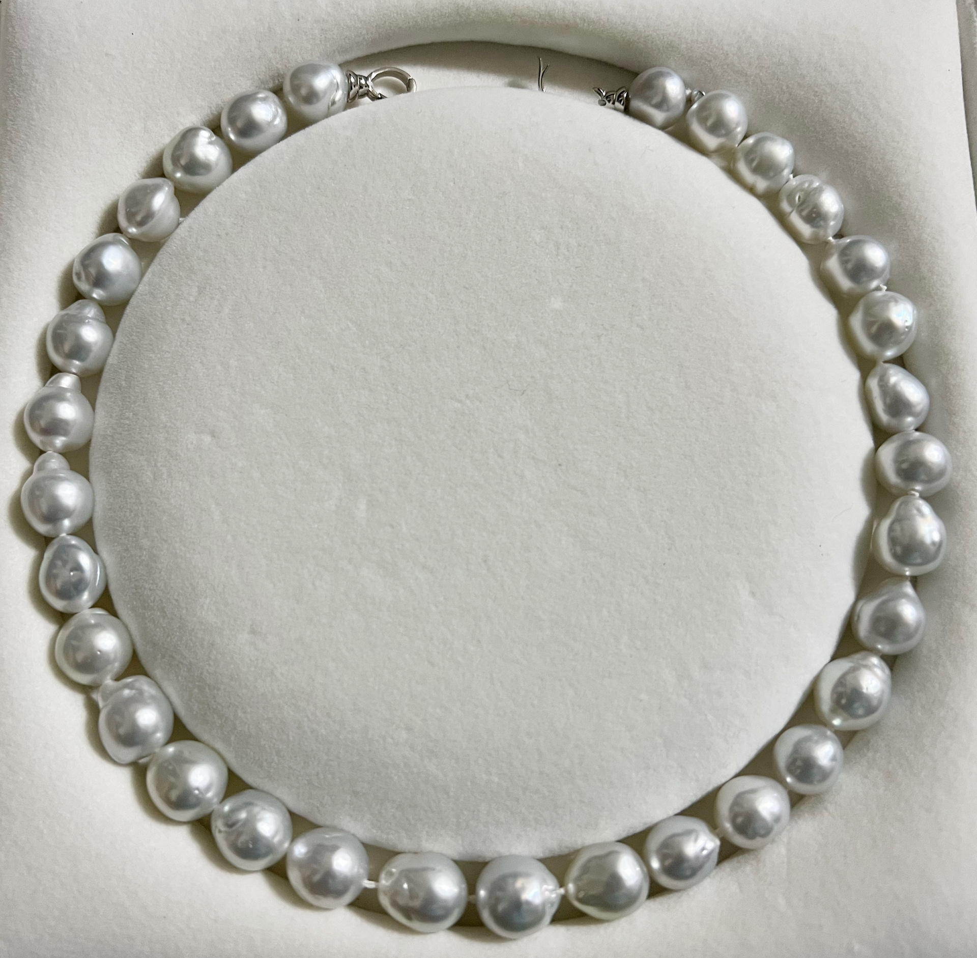 我们在这里界定一下,keshi珍珠首先插核养殖的过程中脱核而生长形成的