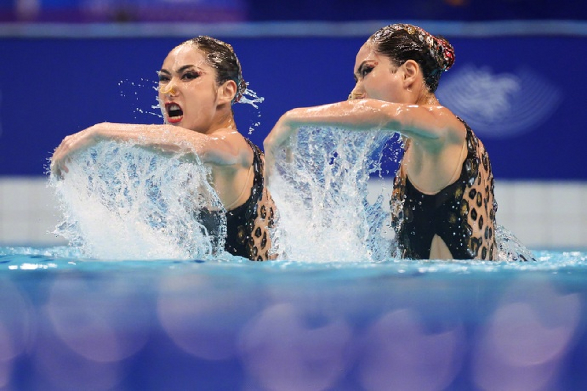 杭州亚运会花样游泳双人自由自选比赛中,中国双胞胎组合kelly-王柳懿