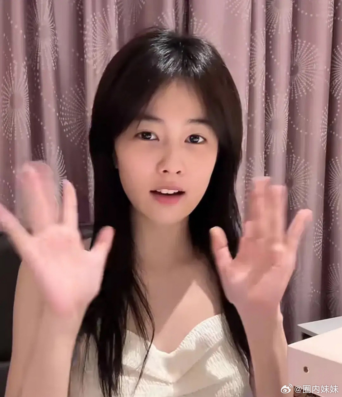 白鹿素颜录视频,不化妆的时候太显年龄小了,眼睛有种学生时代呆萌的