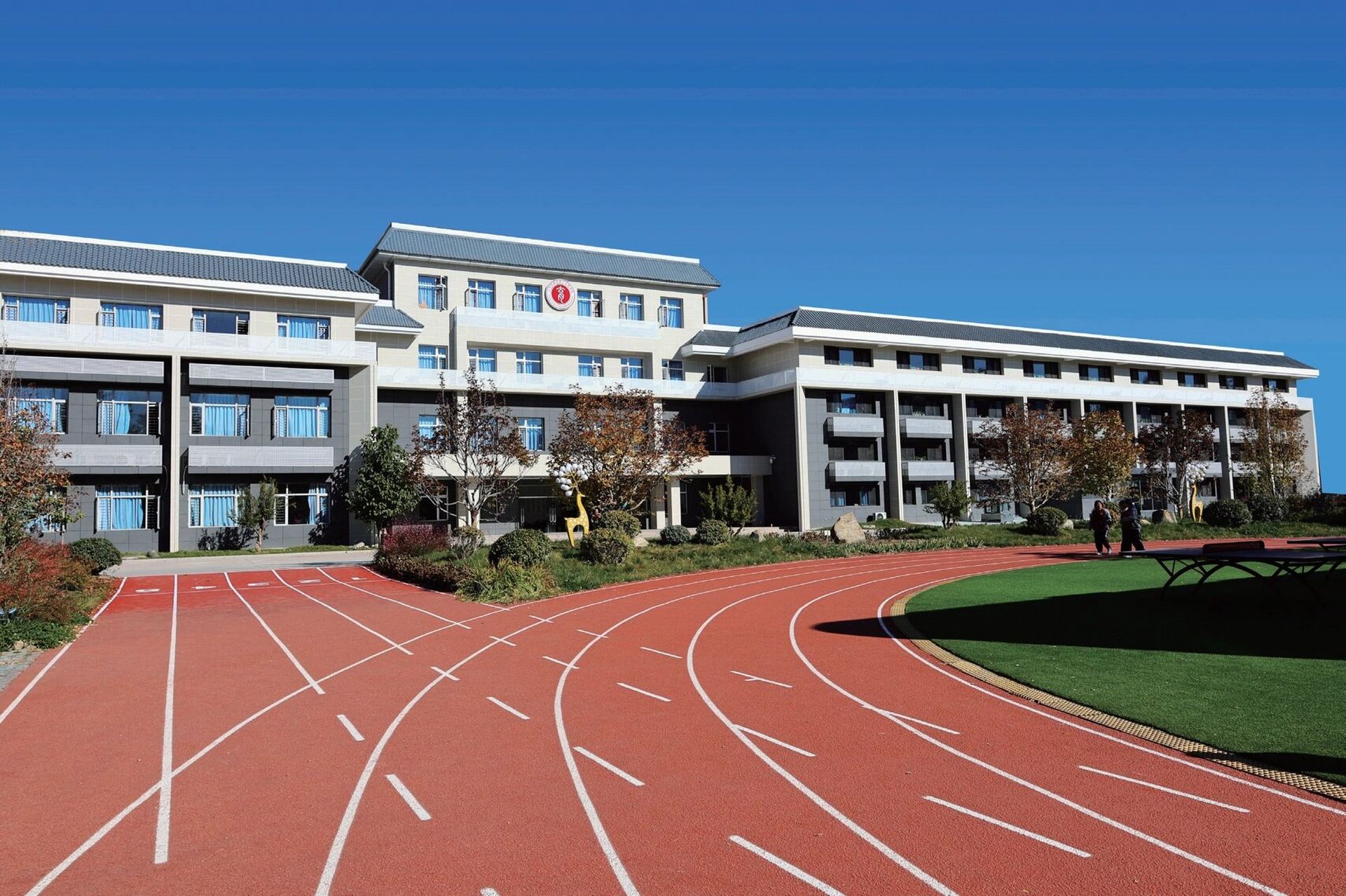 明德育才 行稳致远 三河市燕郊育才学校位于河北省三河市燕郊国家高新