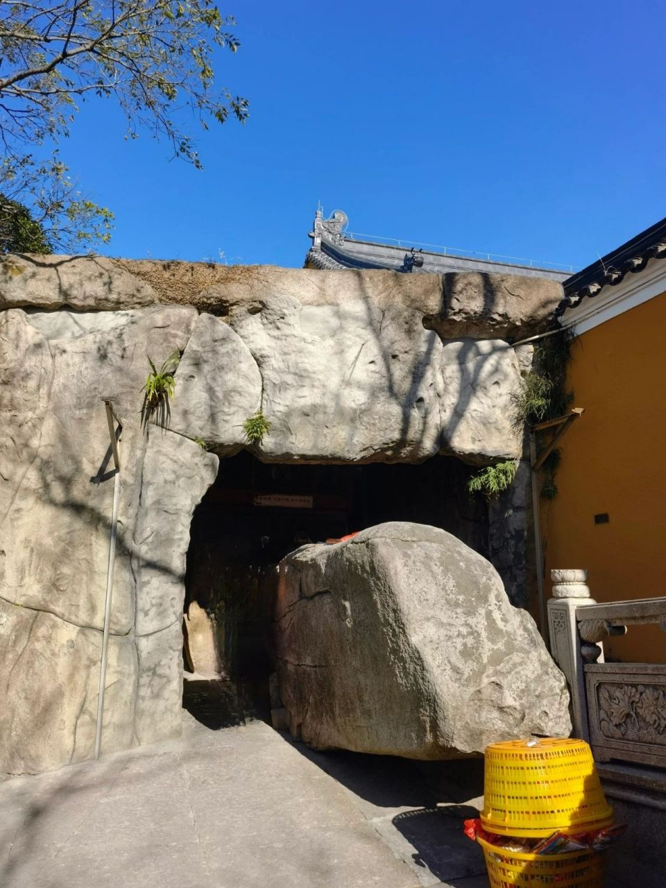 969696简介 善财洞位于普陀山东面的老鹰窝.