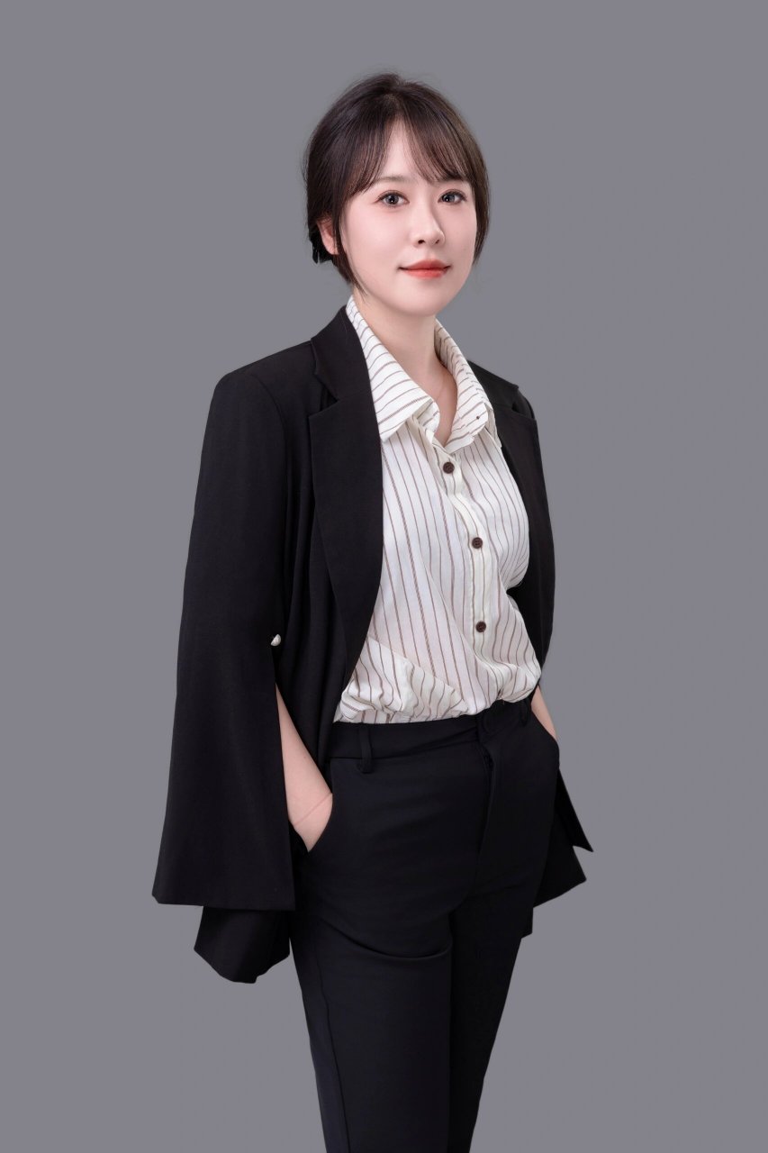 介绍一下我们律师团队成员 我们拍了个人形象照和团队照,然后发给家