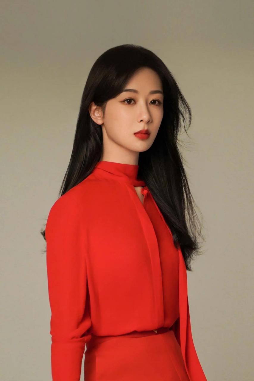 杨紫《人物》封面丝绒红唇妆优雅有气场!