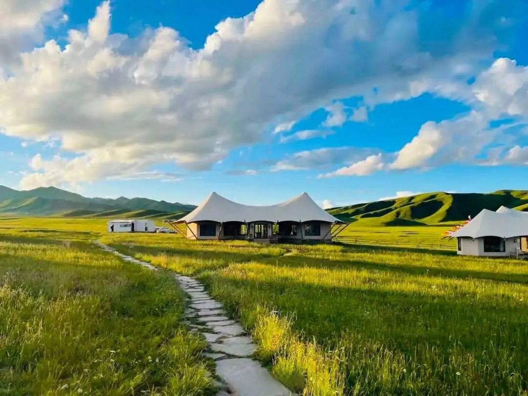 阿米贡洪牧场位于甘肃省甘南州夏河县阿木去乎镇安果村,该景区因在