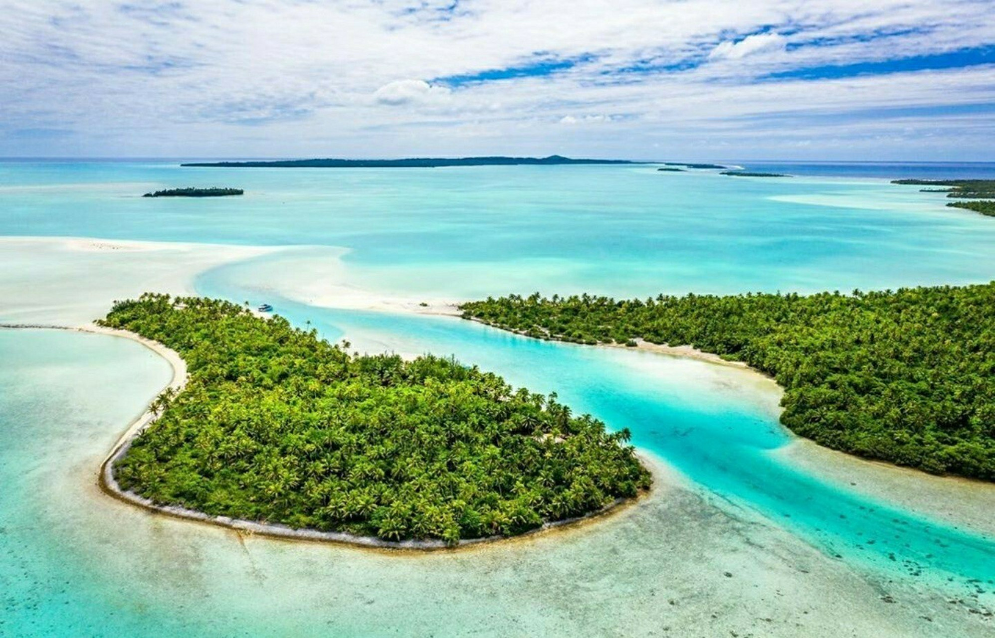 是由15个小岛组成的群岛国家,其命名起源于远征探索南太平洋