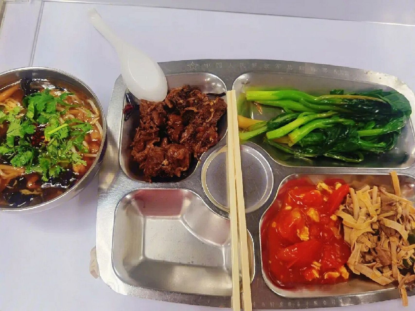 文职人员与其他人员一样一起在餐厅就餐.