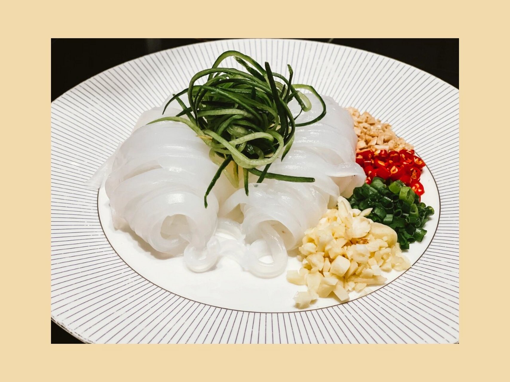 东坡旋子凉粉 凉粉作为凉菜十分清爽, 质细柔嫩,筋力绵软,明而不透