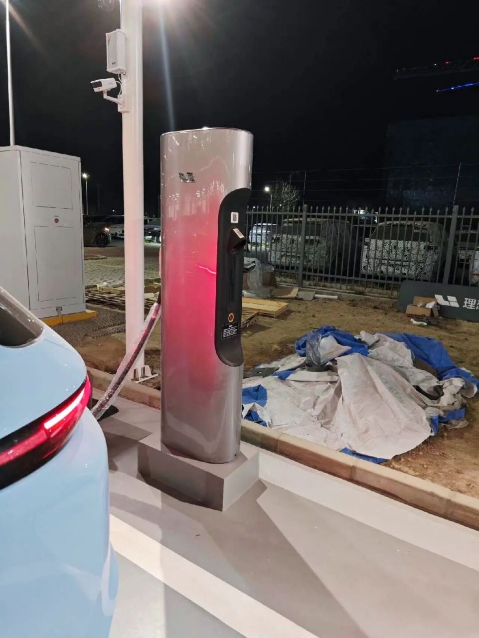 理想充电桩看着真不错啊 微博网友呆呆在高速服务区看到,这样子可不比