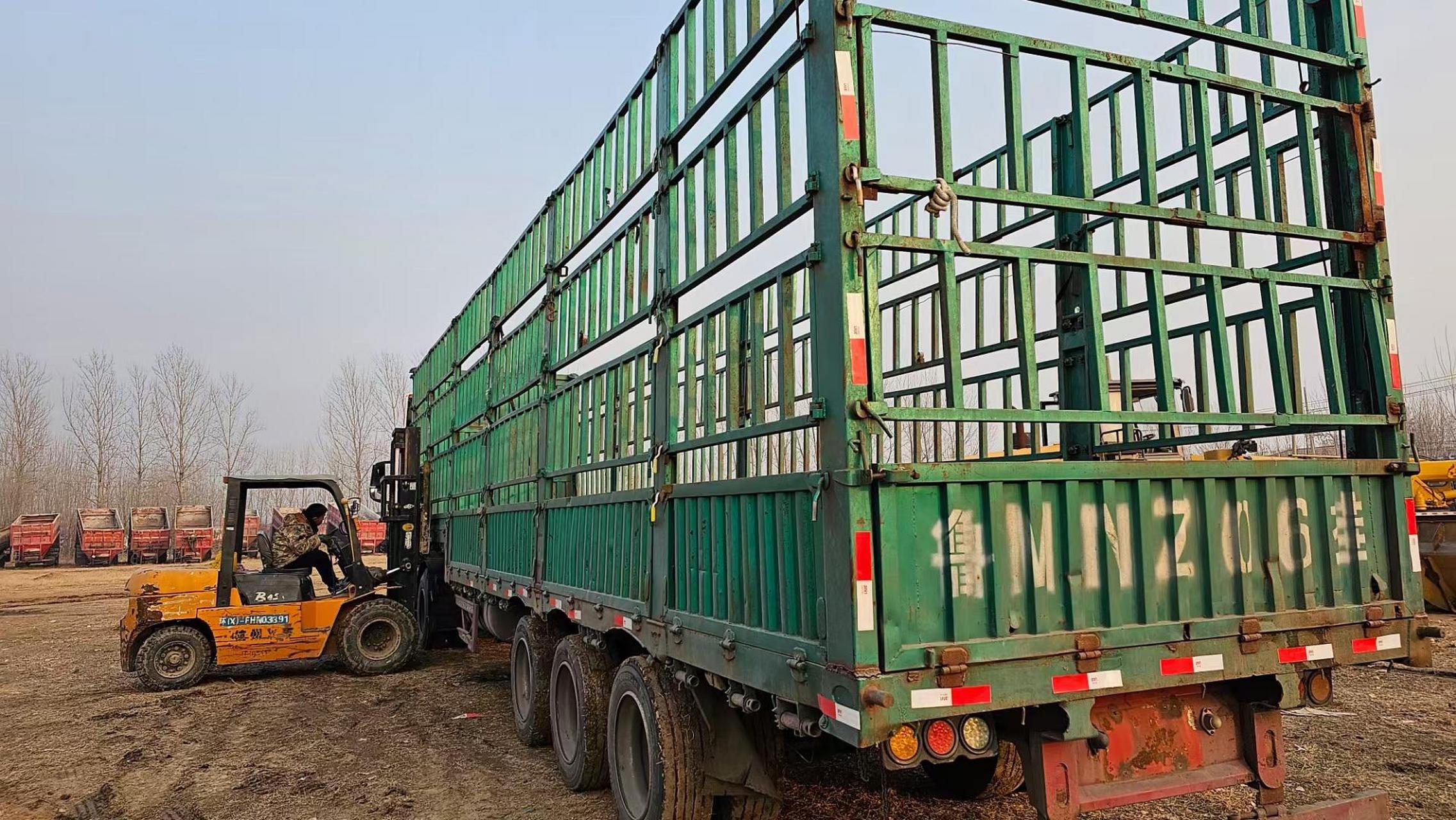 最新到家一台拉牛车,也可当普通花篮用,前面高度2.4米后面高度2.8米.