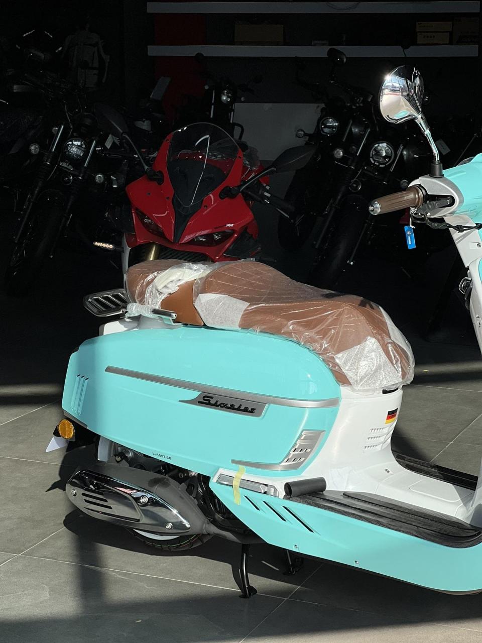 维多利亚150si 蒂芙尼蓝.实车颜色是真好看  喜提新车女骑