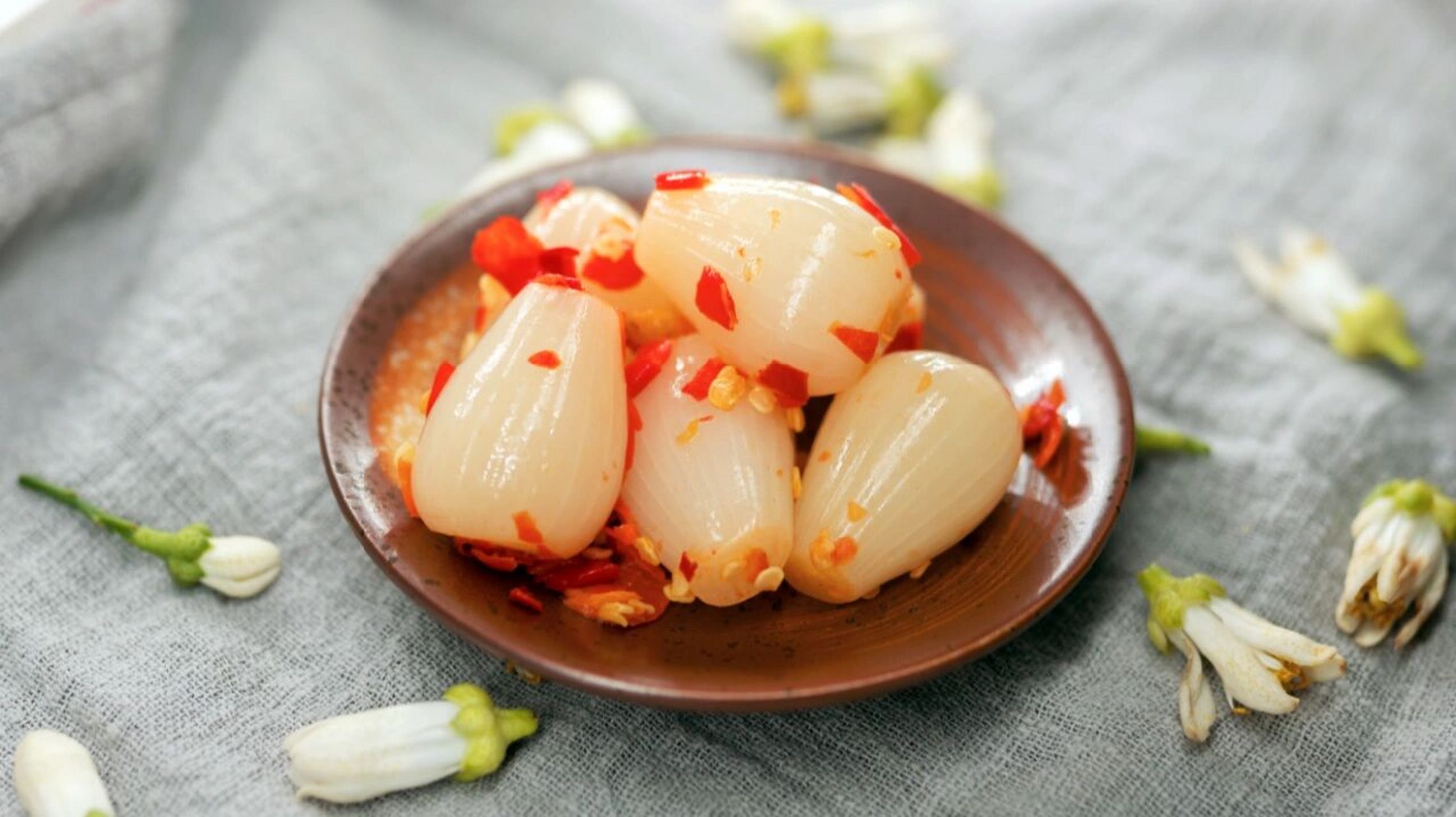 开胃菜剁椒藠头,脆嫩多汁,酸酸辣辣 在我们湖南农村,很多主妇都会挖